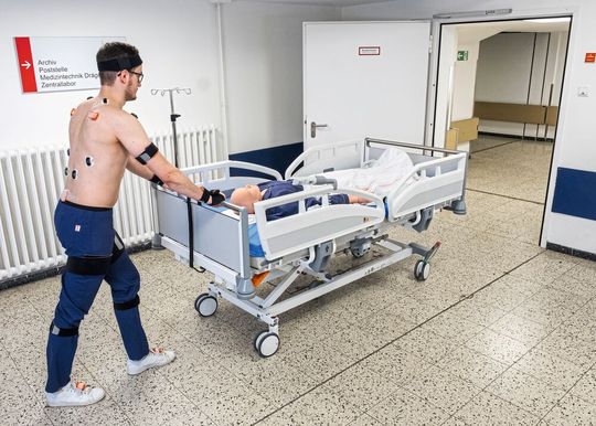 Um die Wirkung der elektrisch angetriebenen Rolle zu prüfen, hat das Team des Zentrums für Ergonomie und Medizintechnik (ZEM) der FH Münster eine Studie durchgeführt. (Bild:  Thomas Hauss)