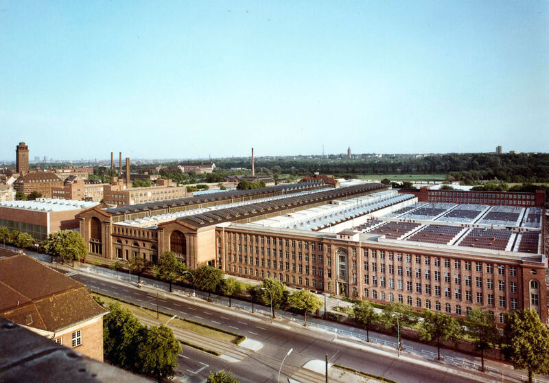 Ansicht des Dynamowerks nach Wiederaufbau in den Nachkriegsjahren. Im Zweiten Weltkrieg wurde die Bausubstanz durch Bombenschäden erheblich beschädigt und in den Jahren 1949 bis 1956 größtenteils wieder aufgebaut. (Siemens)