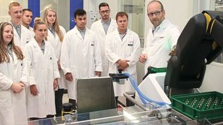 Im Rahmen ihrer technisch-gewerblichen Ausbildung übernehmen die Nachwuchskräfte von Bosch die Rolle als „Botschafter für Industrie 4.0“.  (Bosch)