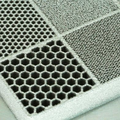 Anwendungsspezifisch gelöchert! Als Demonstrator zeigt das Fraunhofer ILT auf der Formnext auch eine Elektrolysezelle mit einer im PBF-LB/M-Prozess gefertigten, graduiert porösen Transportschicht aus reinem Titan. (Bild: Fraunhofer ILT)