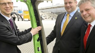 In einem gemeinsamen Forschungsprojekt fertigten Wissenschaftler des Instituts fürLeichtbau und Kunststofftechnik der TU Dresden, der Mitras Composites SystemsGmbH, der Leichtbau-Zentrum Sachsen AG und der Porsche AG eine B-Säulen-Demonstratorstruktur in Multi-Material-Design. V.l.n.r.: Dr. Thomas Heber (Abteilungsgeschäftsführer Carbon Composites e. V. Abteilung CC Ost), Dirk Hilbert (1. Bürgermeister der Landeshauptstadt Dresden) und Prof. Dr. Hubert Jäger (Inhaber der Professur für Systemleichtbau und Mischbauweisen an der TU Dresden). (Bild: Dresden Marketing)