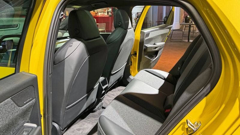 Die Beinfreiheit hinten wirkt ordentlich. (Bild: Achter – VCG)