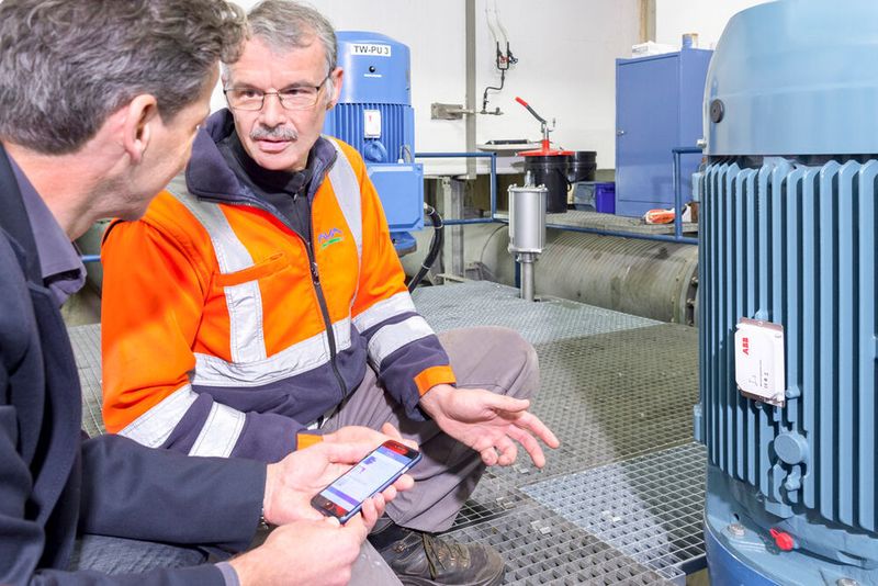 Der ABB Ability Smart Sensor stellt Daten zur vorausschauenden Wartung von Niederspannungsmotoren bereit. In Zusammenarbeit mit dem Schweizer Pumpenhersteller Egger entwickelt ABB die industrieweit führende Lösung nun auch für die Fernüberwachung von Pumpen weiter. Erste Prototypen des neuen smarten Sensors bereits in realen Betriebsumgebungen eingesetzt. (ABB)