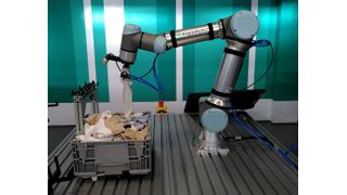 Hier wühlt der Roboter in der Wäschetruhe! Was irgendwie lustig aussieht, hat einen nüchternen Hintergrund – Das Sortieren von Altkleiderhaufen ist bisher kaum automatisierbar gewesen. Doch das wollen Forscher vom IPA aus Stuttgart mit dem Partner Polysecure nun ändern ... (Bild: Fraunhofer IPA)