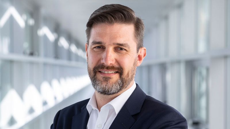 Christian Dietsch, Geschäftsführer Peugeot Deutschland: „Wie wir alle sehen, ist die Automobilbranche im starken Wandel und bringt große Herausforderungen mit sich. Nach einem guten Jahr 2024 wollen wir mit Peugeot den Weg zur Elektromarke weitergehen. Nichtsdestotrotz sind wir auch mit unseren Hybrid- und Plug-in-Hybrid-Varianten sehr gut aufgestellt. Vom Kleinwagen bis zum leichten Nutzfahrzeug haben wir eine sehr junge und breite Modellpalette für alle Bedürfnisse. Mit Allure Care garantieren wir zudem für unsere vollelektrischen Modelle einen besonderen Schutz bis zu 8 Jahren oder 160.000 Kilometern. Mit unseren zukunftsorientierten Produkten im Design und Technologie sowie mit unserem Qualitätsversprechen gehen wir auch in 2025 unseren Weg weiter zu einem Marktanteil von drei Prozent.“  (Bild: Peugeot)