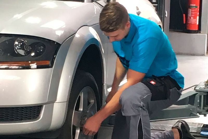 Zum Abschluss sollten die Azubis ein voreingestelltes Drehmoment erspüren. (ZDK)