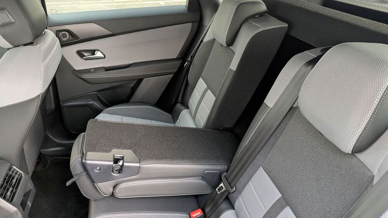 In Sachen Variabilität ist Opel hinter seinen früheren Standard zurückgefallen. Die Sitzbank lässt sich nicht mehr verschieben, immerhin ist die Lehne dreifach unterteilt. (Bild: Rosenow – VCG)