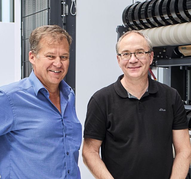Markus Schrödl (r.), Elektrotechnik-Spezialist bei BHS Corrugated, und Thomas Puchta, Gebietsverkaufsleiter bei Helukabel.  (Bild: Helukabel)