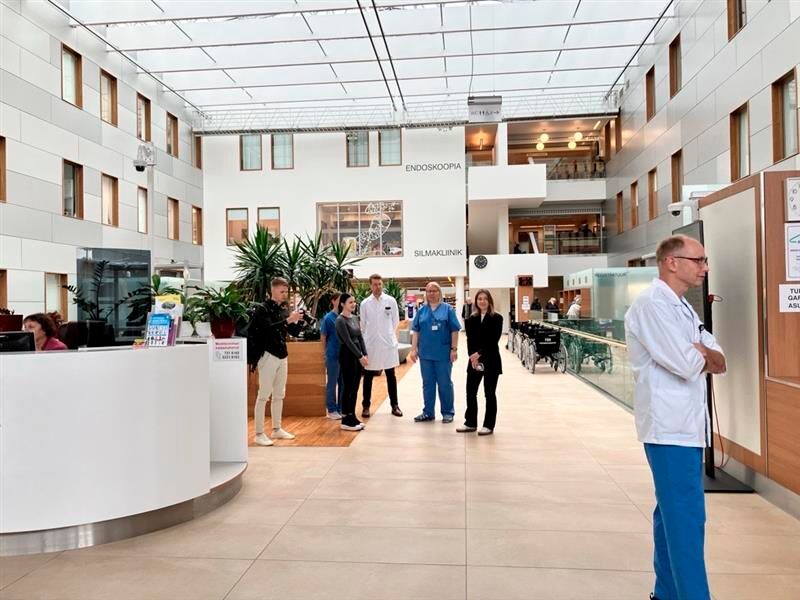 Am Eingang werden wir von Prof. Joel Starkopf, Head of Research and Development, Saima Hinno, Head of Nursing und Dr. Liis Salumäe, Chief Medical Officer, empfangen. Prof. Starkopf (rechts) ist Leiter für Forschung und Entwicklung, aber auch Mitglied des Vorstands. Er leitet die Führung durch das Krankenhaus.  (Bild: © Serina Sonsalla)