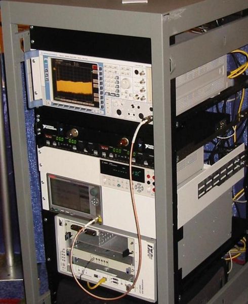 Dieses fertig aufgebaute Class-C-System besteht aus verschiedenen Geräten, die untereinander über GPIB und/oder LXI verbunden sind. Einige der Instrumente können über beide Schnittstellen kommunizieren ohne neu konfiguriert werden zu müssen, was die Benchmark-Vergleiche von GPIB und LXI deutlich vereinfacht. (Archiv: Vogel Business Media)