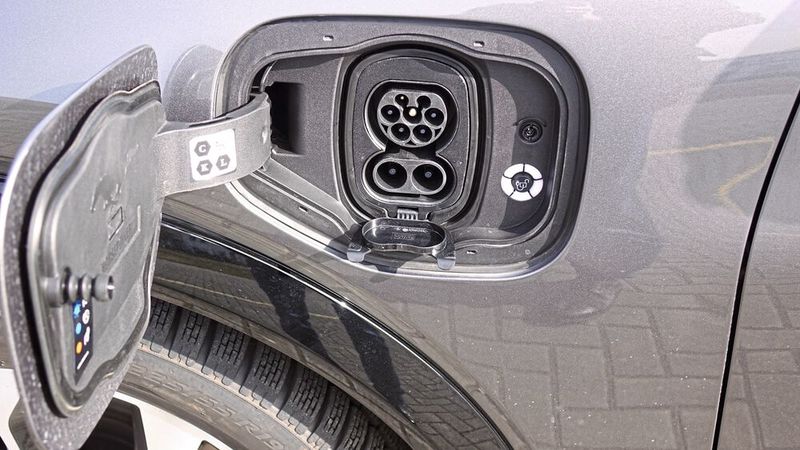 Nachladen geht an der Gleichstromsäule mit maximal 150 kW. An Wechselstrom sind immerhin 11 kW möglich. (Bild: Rosenow/»kfz-betrieb«)