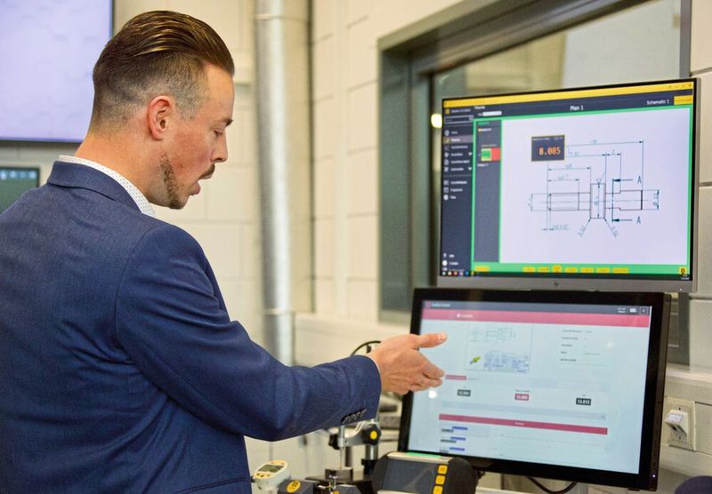 Jérôme Bieri de Brütsch/Rüegger en démonstration sur affichages des contôles de mesures réalisés par l'installation Sylvac. (Source : High-News Sàrl / info@top-news.ch)