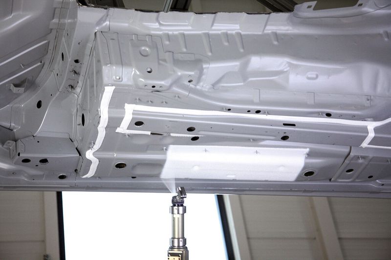 Unterbodenschutz wird fast ausschliesslich mit PVC-basiertem Material erreicht, das im Airless-Verfahren mit Schichtdicken von 500 bis 800 Mikrometer aufgetragen wird. Mit einem Multifunktionskopf können Nahtabdichten und Unterbodenschutz in einer Roboterstation realisiert werden. (Bild: SCA Schucker)