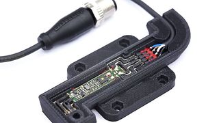 Der Näherungssensor wurde im Arburg-Kunststoff-Freiformen (AKF) hergestellt. Spule, Platine und Stecker konnten während des Druckprozesses passgenau integriert werden. (Fraunhofer IPA)