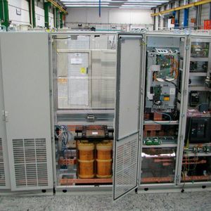 Siemens liefert mit Sinamics DCM die Stromrichtertechnik.