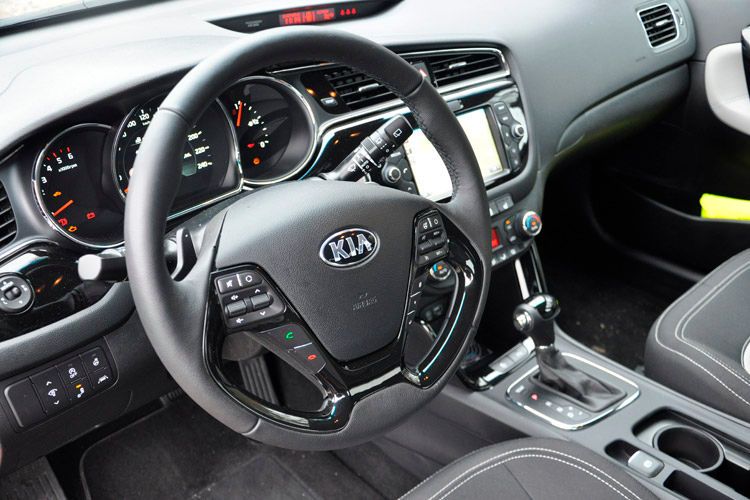 Das Multifunktionslenkrad wirkt im Ceed Sportswagon etwas überladen. (Foto: Wehner)