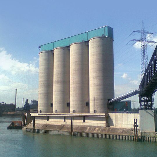 Die saubere Ansicht der Silos täuscht – innen erschweren Staub und Dreck eine sichere Überwachung der Bestände. Die saubere Ansicht der Silos täuscht – innen erschweren Staub und Dreck eine sichere Überwachung der Bestände.