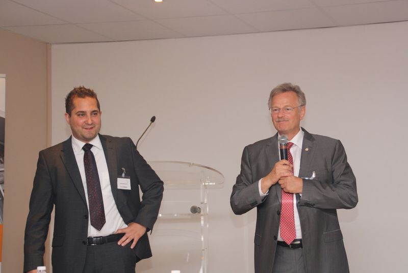 Zur zielgerichteten Bearbeitung vorwiegend des deutschen Marktes hat das Unternehmen mit Marktmanager Frank Rothermund (links) einen Robotikspezialisten, der für die technische Anwendungskompetenz sorgt. (Bild: M. Zwettler, konstruktionspraxis)
