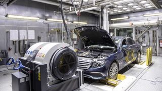 Aufbau eines Prüfstands nach dem WLTP-Vorgaben. China plant seinen Standard (CLTC) zu verschärfen. (Mercedes-Benz)