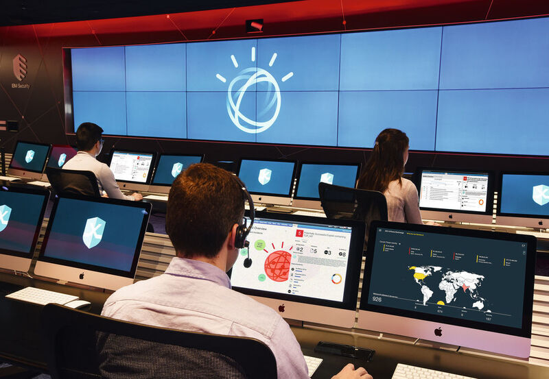 Sicherheits-Analysten im IBM X-Force Command Center setzen Watson ein, um ihre Nachforschungen bei Cybersecurity-Attacken zu beschleunigen.   ((C) 2017 John Mottern/Feature Photo Service for IBM)