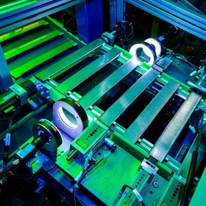 Dimensionsprüfungen beim AGR-Rohr: Das Schoeller Werk baut aus, um steigende Qualitätsansprüche zu erfüllen.