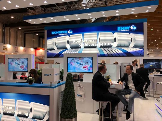 Die Schäfer Werke auf der Blechexpo 2019. Man fokussiert einmal mehr die Kompetenz in der Lochblechfertigung samt neuem Anarbeitungszentrum und unterstreicht die strategische Allianz mit dem Start-up fabrikado, das eine cloudbasierte Plattform mit Sofortkalkulation für Industrieteile bereitstellt, die Kunden und Angebotsfunktionen für die Hersteller beinhaltet, damit alle Seiten Zeit sparen und rasch zum Ziel kommen. Halle 10 am Stand 10201.(Bild:  Baumann)