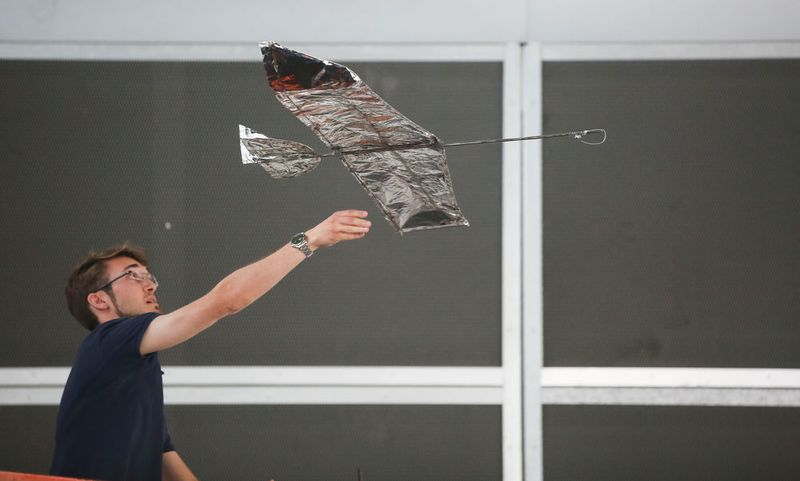 Rund 50 Studenten von fünf deutschen Universitäten verwandelten die Messehallen der Messe Düsseldorf in einen ungewöhnlichen Flughangar. Beim internationalen Wettbewerbs „Stahl fliegt“ brachten sie die unterschiedlichsten Flugobjekte aus Stahl zum Fliegen.  (Messe Düsseldorf)