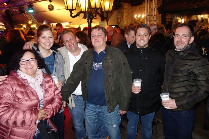 In Soest bleibt keiner alleine - das ACER Team nimmt (l.) Susanne Nas, iiyama, in ihre Gruppe mit auf. (IT-BUSINESS)