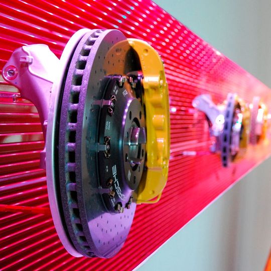 Brembo stellt neben den bekannten Karbon-Keramik-Bremsscheiben für Sportwagen auch Karbon-Karbon-Bremsscheiben für den Rennsport her.(Bild:  Holz / »kfz-betrieb«)