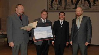 Die Preisträger (v. r.) Dr. Arne Roth und Sven Krieck erhielten die Fakultätspreise von Torsten Olschewski, Leiter Vertrieb, Service, Marketing bei Analytik Jena und dem Dekan der Chemisch-Geowissenschaftlichen Fakultät Prof. Dr. Gerd Buntkowsky.  (Bild: FSU Jena)