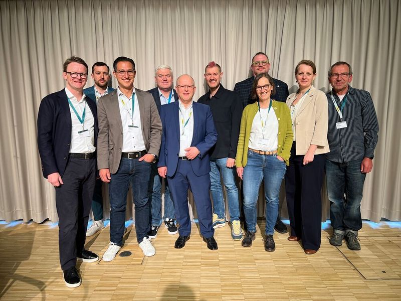 Gruppenfoto mit Sascha Lobo (v.l.): Mark Schröder (Vorstandsvorsitzender Synaxon), Jonathan Seifert (Synaxon), Miguel Rodriguez (Vorstand Synaxon), Martin Fryba (CRN), Friedrich Pollert, (Synaxon), Sascha Lobo, Margrit Lingner (IT-BUSINESS), Georg Schiedel (Synaxon), Kristin Dethloﬀ (UBEGA) und Ronald Wiltscheck (Channel Partner)  (Bild: Valentin Diehl)