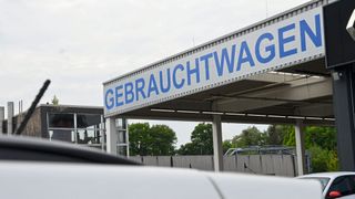 Im vergangenen Jahr zögerten viele Käufer einen Fahrzeugkauf hinaus. Auch 2024 dürfte deshalb im Gebrauchtwagengeschäft nicht einfach werden. (Bild: Achter – VCG)
