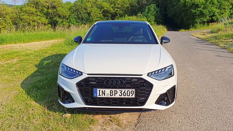 Dem Zeitgeist entsprechend präsentiert sich die Front des Ingolstädters. Anfangs erleuchteten standardmäßig noch Xenonbrenner die Nacht, mittlerweile ist LED-Abblendlicht serienmäßig in Kombination mit LED-Heckleuchten. Seine Assistenzsysteme bündelt Audi in vier Paketen. Unser A4 verfügte über die Variante „Tour“ (integriert die Funktionen des adaptiven Geschwindigkeits-, des Stau- und des Spurführungsassistenten) und „Stadt“ (beinhaltet einen Kreuzungs-, einen Querverkehr- und einen Spurwechselassistenten). Ach ja, weil wir eben über das Thema „Aufpreisliste“ sprachen: Für das schwarze Dach möchte Audi gerne exakt 399 Euro und 99 Cent extra haben! Der im Übergang von der Motorhaube zum Kühlergrill angedeutete offene Spalt soll an den Sport quattro aus den Achtzigern erinnern. (Bild: VCG)