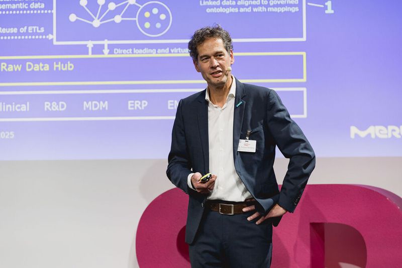 Eine smarte Pumpe als digitaler Zwilling: Dr. Andreas Bamberg (im Bild) und Haris Avgoustinos von Merck Electronics zeigen, wie AAS, MTP und KI den gesamten Lebenszyklus eines Additivs vom Auftrag bis zur modularen Integration abbilden. (Bild: Stefan Bausewein)