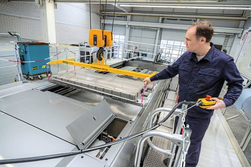 Von der Straße in den Energiespeicher: Batterien aus dem vollelektrisch angetriebenen Mercedes-Benz eCitaro können nach der Nutzung als Traktionsbatterien im Omnibus ein zweites Leben in stationären Energiespeichern antreten. (Daimler Truck)