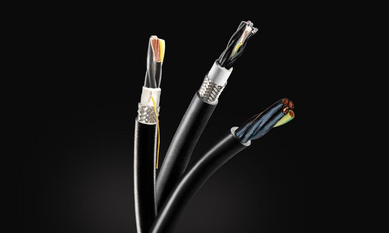 Speziell für den Einsatz in Energieführungsketten geeignet: Die hochflexiblen Leitungen der HeluChain-Familie. (Bild: Helu)