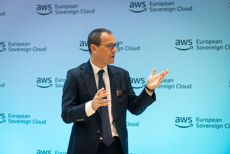 Stéphane Israël während seiner Eröffnungsrede am Hasso Plattner Institut Potsdam. (Bild: AWS)