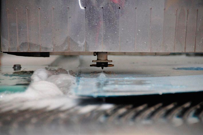Wo früher der Tisch während des Schneidvorgangs unzugänglich war, ist er durch Verwendung der optionalen „Flex-Zone“-Schneidraumüberwachung nun innerhalb des gesicherten Bereiches frei zugänglich. (Bild: Resato)