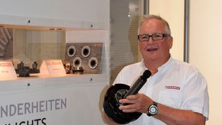 Sichtlich zufrieden stellte Dirk Warkotsch, Vorstandsvorsitzender der Haweka AG, die neue Quick-Hub-Zentrierung auf der Autopromotec in Bologna vor. (Holz / »kfz-betrieb«)