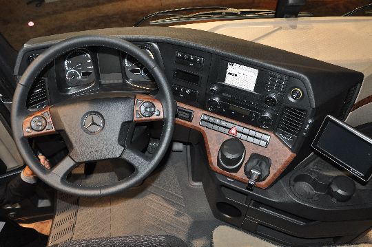 Die Schaltzentrale des Actros: Der Hersteller verspricht eine völlig neue Fahrdynamik, die von der Präzision dem eines Mercedes-Benz-Pkw nahe kommt.  (Archiv: Vogel Business Media)