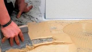 Auf der European Coatings Show stellt der Münchener Chemiekonzern Wacker unter anderem Geniosil XM 20 vor. Es handelt sich um einen alpha-silanterminierten Polyether, der die Formulierung weichmacherfreier elastischer Klebstoffe mit extrem hoher Dehnbarkeit ermöglicht. Typische Anwendungen sind Parkettkleber und universell haftende Dichtklebstoffe. (Wacker)