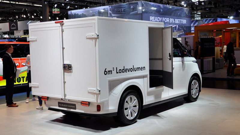 ... gibt es das Modell auch mit Koffer-Aufbau. (Bild: Wehner/Vogel Communications Group)