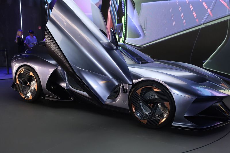 Das auf der IAA 2023 gezeigte Showcar „Dark Rebel“ ist für Cupra-Chef Wayne Griffiths ein Element, die Marke weiter zu emotionalisieren.(Bild:  Grimm – VCG)