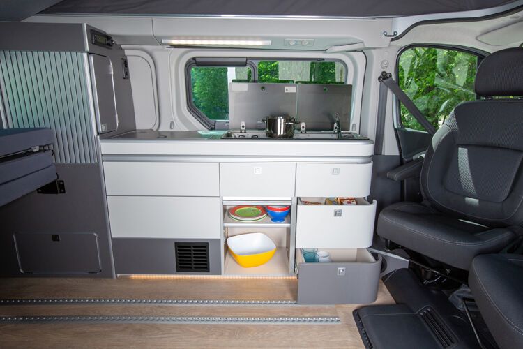 Der Westfalia-Ausbau wirkt hochwertig. (Bild: Nissan)