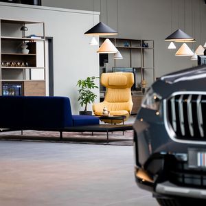 Die CI von BMW, „Retail.Next“, verbindet hochwertig ausgestattete Beratungsbereiche mit Bar und Lounge sowie erweiterter Digitalität und Konnektivität.(Bild:  Autohaus Kühnert)
