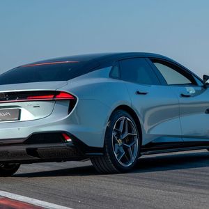 Der viertürige Gran Turismo steht satt auf der Straße, wirkt mit seiner tief heruntergezogenen Front, dem coupéartigen Heck und dem feinen, durchgehenden Leuchtenband äußerst dynamisch.(Bild:  Lotus)