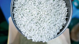 Im Jahr 2017 investierte das chinesische Unternehmen Sunway bei Protec in die erste LFT-Pultrusionsanlage mit 32 Strängen und einer Produktionskapazität von 500 kg/h. Das Endprodukt kann so aussehen: LFT-Pellets mit Glasfaserverstärkung in thermoplastischer Matrix. LFT heißt dabei langfaserverstärkt (LF) und das T steht für Thermoplast. Jetzt setzt man auf eine noch produktivere Protec-Anlage für die LFT-Pellet-Pultrusion. (Protec Polymer Processing)