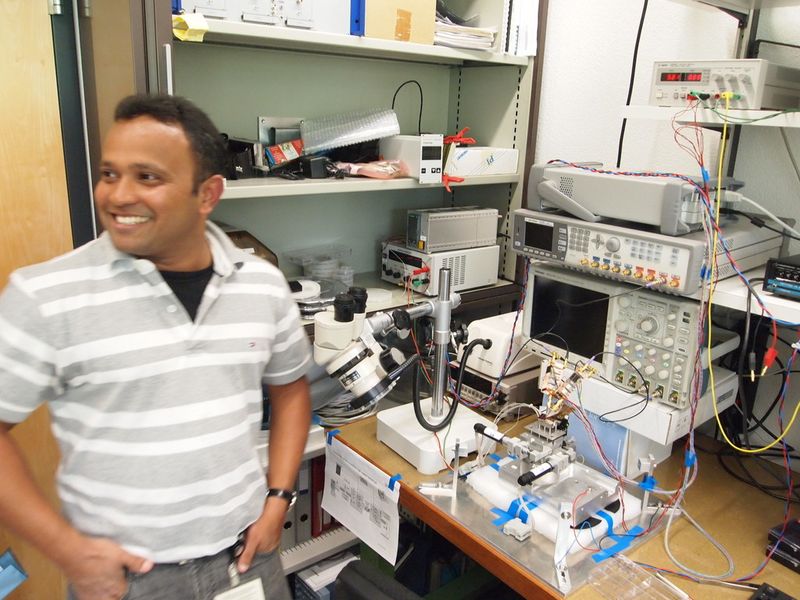 Abb. 3: Dr Abu Sebastian, Research Staff Member, Memory and Probe Technologies, vor dem Laborexperiment, in dem die grundlegende PCM-Forschung erfolgt. (IBM Forschung Zürich)