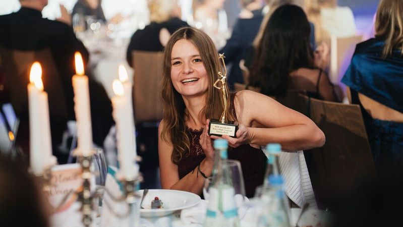 Vanessa Borst gewinnt die Platin-Auszeichnung der Women in eHealth in der Kategorie „Young Leader“ bei den WIN-Awards 2025.(Bild:  © Manuell Emme Fotografie)