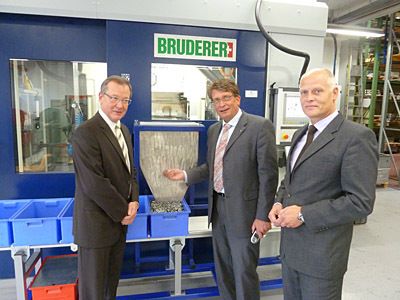 Die Stanzexperten: v.l. Ulrich Babetzki, Technische Beratung der Bruderer GmbH, Dr.-Ing. Martin Radtke, Geschäftsführer der Lang+Menke Präzisions-Stanzteile und Markus Schültke, Prokurist und Leiter Einkauf im Unternehmen. (Archiv: Vogel Business Media)